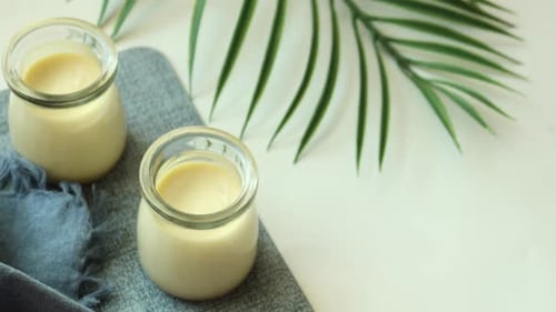 Pudding au caramel dans un bocal en verre sur table