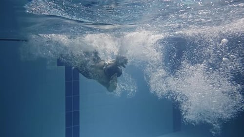 Cliché cinématographique d'un jeune nageur professionnel avec casquette et lunettes qui s'entraîne avec effort et Dedi