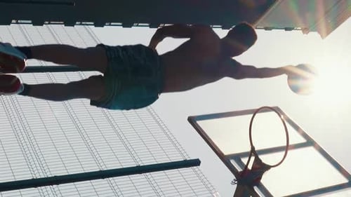 Un joueur de basket monte sur le ring