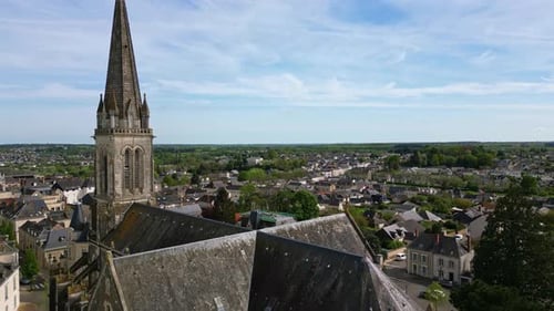 Église Saint-Rémi ou Saint-Rémy, Château-Gontier en France. Drone aérien descendant