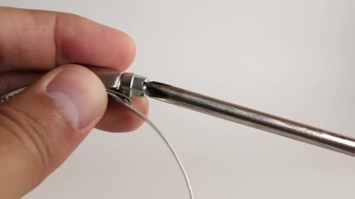 74 km. Le collier de serrage est préparé en tournant la vis avec un tournevis
.