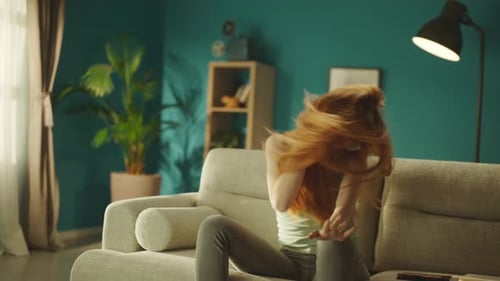 Mujer divirtiéndose en casa