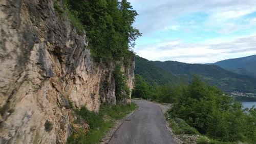 Gefährliche, aber sehr schöne Bergstraße, die am Rand des Abgrunds durch die Tunnel führt.