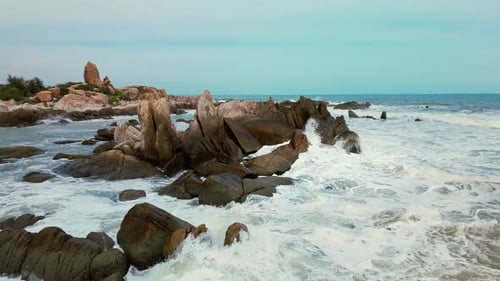 Verheerende und spektakuläre Seedipressie in Vietnam Die Wellen des Danang-Meeres stürzen auf die Felsen des