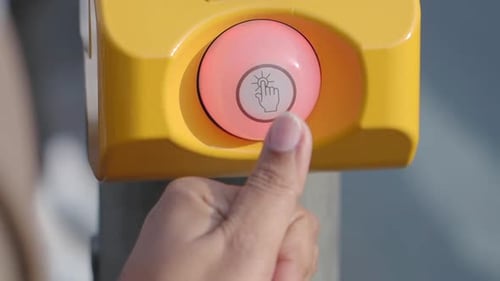 Appuyez sur le bouton du passage pour piétons pour traverser la rue en toute sécurité