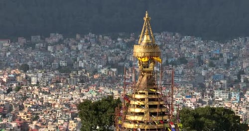 Prise de vue par drone sur le
stupa de Swayambhu, Katmandou, Népal. Site du patrimoine mondial de l'UNESCO, ville verte, urbani