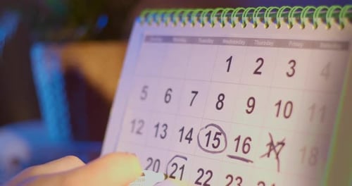 Hombre marcando fechas en el calendario