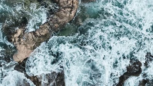 Wellen treffen auf die Felsen