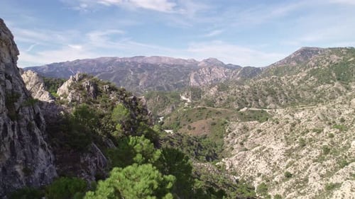 Vue aérienne à basse altitude révélant de hauts sommets et une forêt méditerranéenne. Grenade. Espagne.