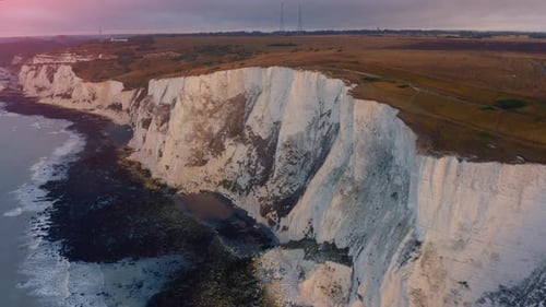 Hermosa vista aérea sobre los acantilados blancos de Dover.