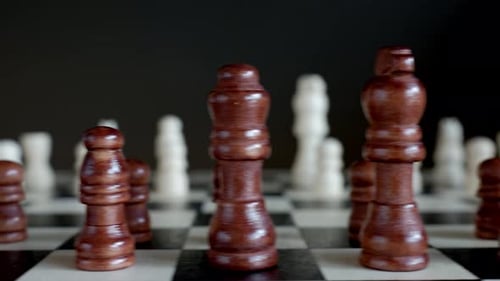 Schachfiguren aus Holz auf dem Schachbrett während des Spiels