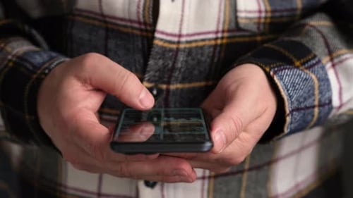 Manos masculinas con teléfono móvil, aplicación Man Finger Scroll Page