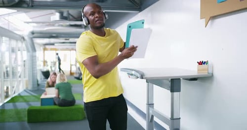 Séquence vidéo 4k d'un groupe d'hommes d'affaires dans un espace de coworking