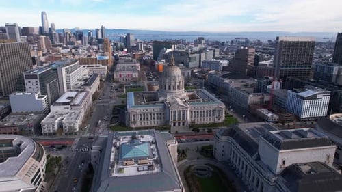 Toma con un Zumbido del Ayuntamiento de San Francisco, el Palacio de Justicia Superior, la Plaza del Centro Cívico y el edificio del centro de la ciudad