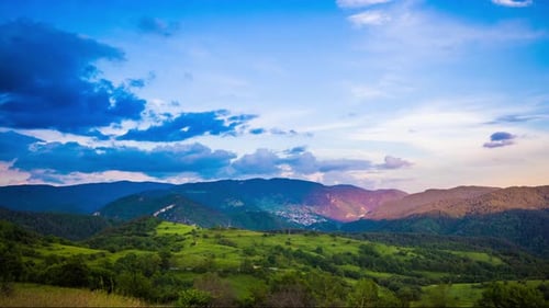 Mehrfarbiger Himmel mit Wolken und Sonnenuntergangslicht über den Rhodopen mit einem Zwischengebirge