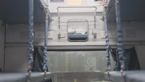 sièges vacants d'un autocar de train de voyageurs, vue intérieure