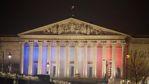 Bâtiment de l'Assemblée nationale française avec drapeau français la nuit Éclairage architectural d'un bâtiment à