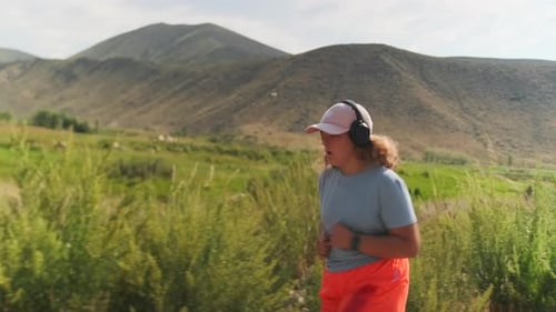 Motivada pela música, Curvy Girl Runs Determinada e Inspirada nas Montanhas