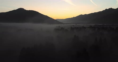 Nascer do sol panorâmico em Misty Mountain Forest