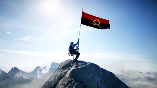 Alpiniste tenant le drapeau argentin au sommet de la montagne