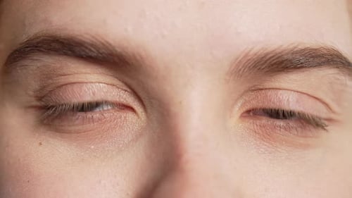 Halbes Gesicht mit Augen Brauen von hübscher Teenager oder Frau Natürliche Schönheit Junges Mädchen mit Amerikanerin