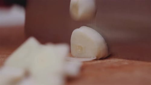 Couper une gousse d'ail. Plan rapproché.