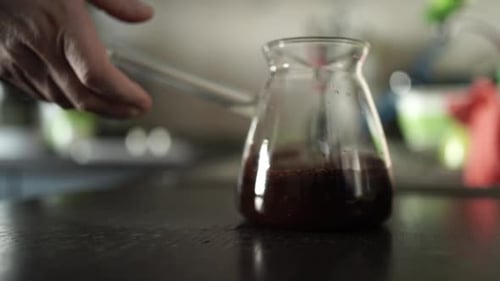 Kaffee in der Glaskanne zubereiten