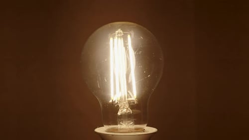 Una bombilla con tiras LED en el interior del globo se ilumina gradualmente y luego comienza a parpadear bruscamente.