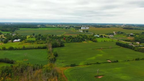 Luftaufnahme des ländlichen Ackerlands in Wisconsin mit Feldern, Bäumen und Farmen
