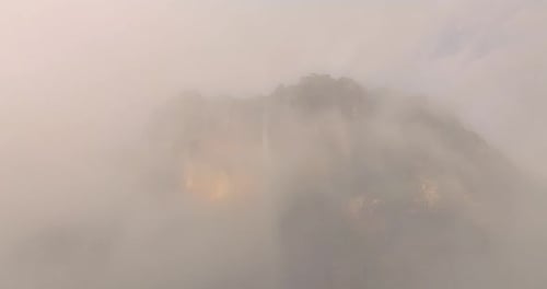 Un brouillard mystique enveloppant les anciens sommets des montagnes et les ruisseaux tropicaux