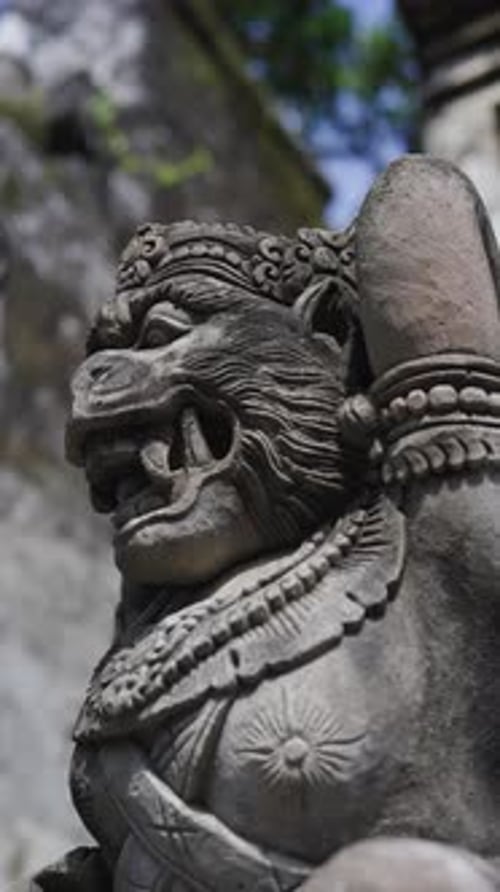 Statue ancienne avec tête de singe, vue verticale rapprochée