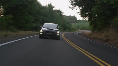 El automóvil deportivo Subaru wrx de Oregon conduce rápido en una carretera rural alrededor de 2020