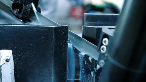 Bandsäge auf Metall, bei der Metallbearbeitung im Werk. Metallschneidemaschine, die in der Werkstatt arbeitet. Ich...
