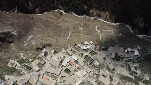 Blick von oben auf ein altes Dorf in einer bergigen Gegend