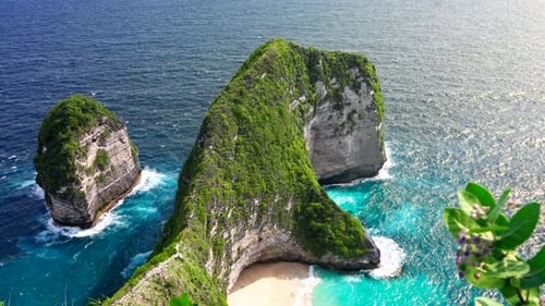 Unique beach shaped cliff location. Kelingking, dinosaur landmark