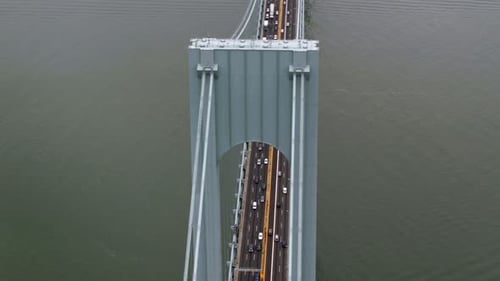 Luftaufnahme von Fahrzeugen auf der Brücke
