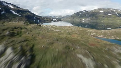 Dando rienda suelta a la belleza de las montañas: explorando las vistas de Zumbido FPV en 4K