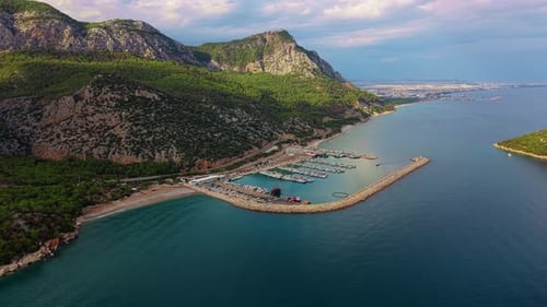 Filmmusik Luftaufnahme der Mountain Bay mit geschwungenem Hafen und blauem Wasser