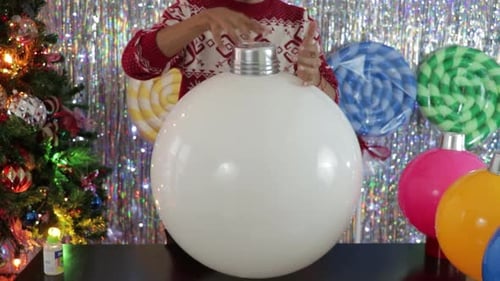Creación de decoración navideña, esfera gigante