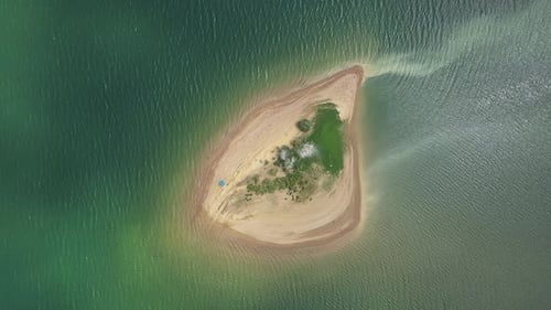 Vue aérienne de l'île dans le lac