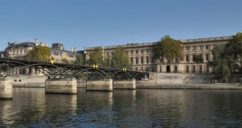 A Pont des Arts e o prédio do museu do Louvre, margem do rio Sena, Paris, França