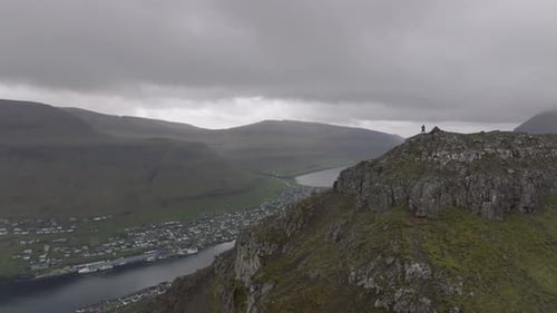 Montagnes brumeuses surplombant Klaksvík, Îles Féroé
