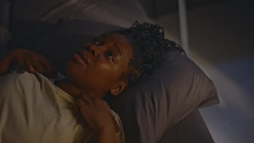 Femme se calmant en respirant lentement après des cauchemars