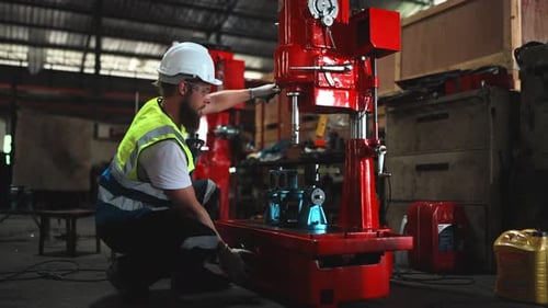 Trabajador que opera en torno manual