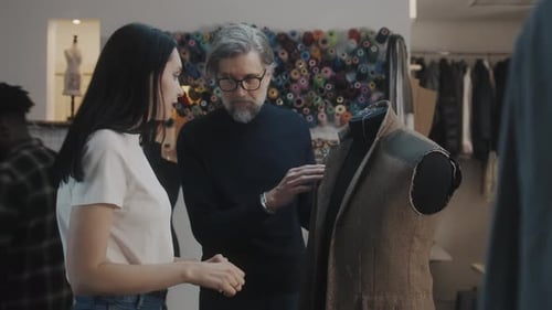 Entretien entre un tailleur et une couturière dans un atelier