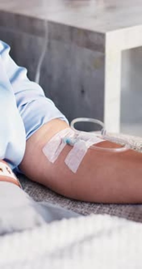 Persona, inyección y terapia con goteo intravenoso para infusión de sangre, vitaminas o refuerzo inmunitario en la clínica
