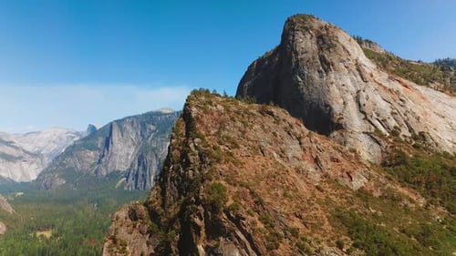 Atemberaubender Blick auf die Berge im Yosemite-Nationalpark, Kalifornien, USA.