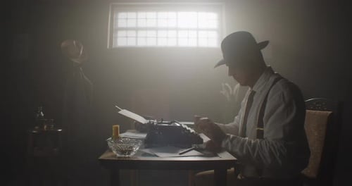 Ein Vintage-Autor bei der Arbeit, der die wahre Essenz von Kreativität und Inspiration in Aktion einfängt