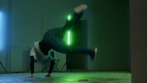 B-Boy talentueux effectuant des mouvements rotatifs de break