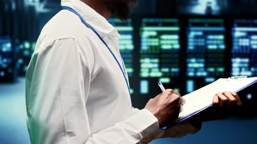 Techniker überprüft Webserver